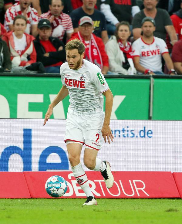 Benno Schmitz (1. FC Köln) im Ballbesitz