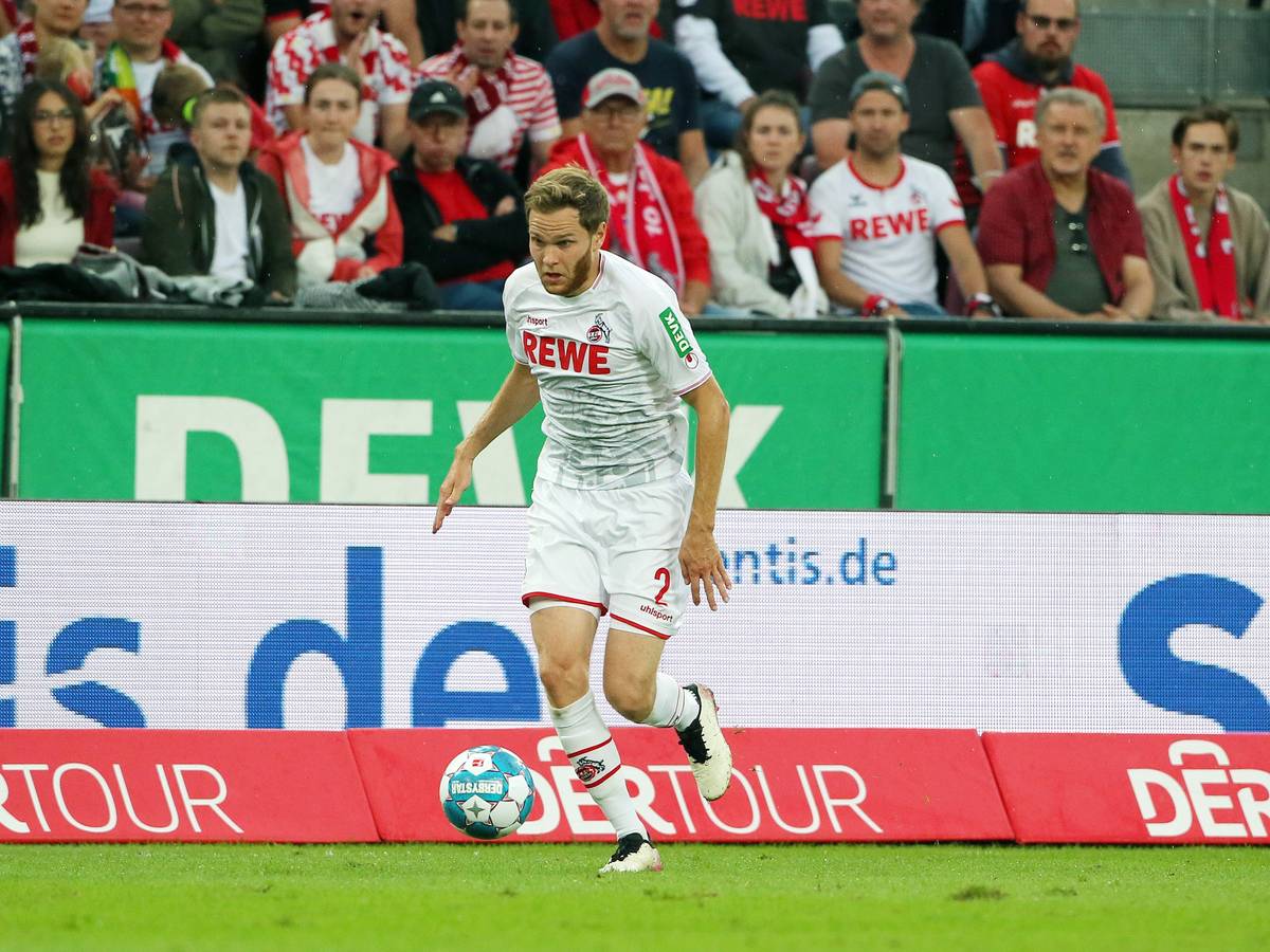 Benno Schmitz (1. FC Köln) im Ballbesitz