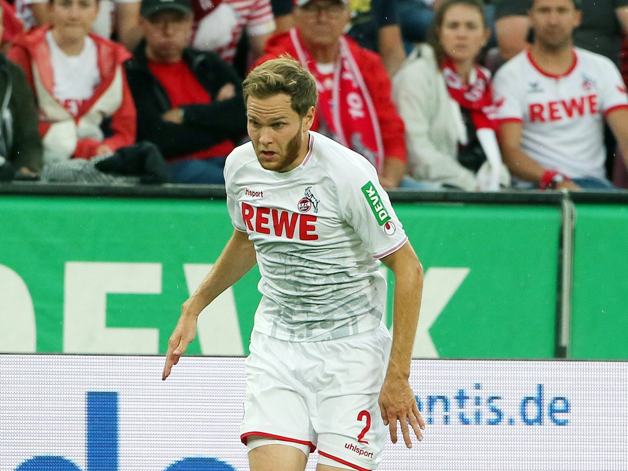 Benno Schmitz (1. FC Köln) im Ballbesitz