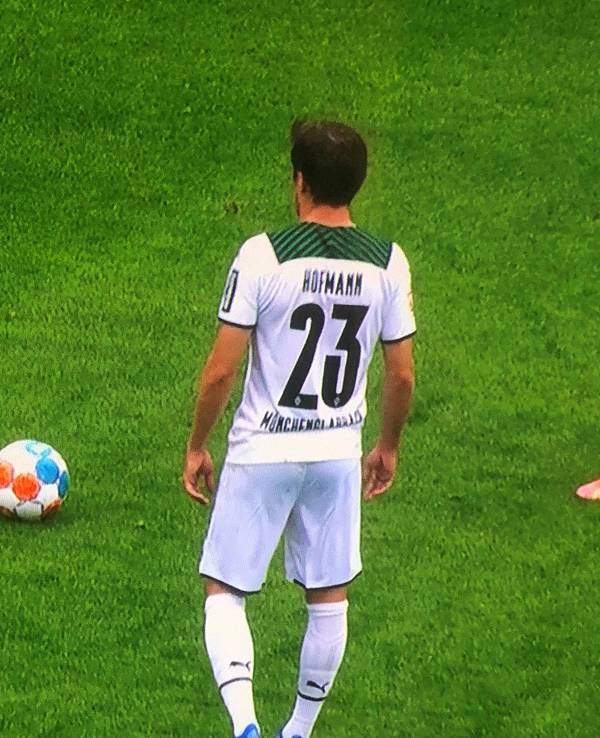 Jonas Hofmann beim Freistoß. Neben dem Ball ein Zahlencode von DAZN