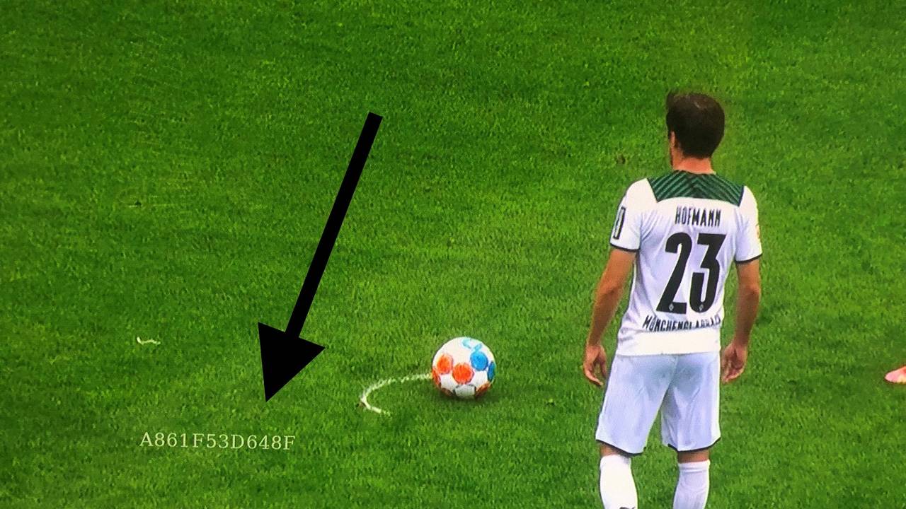 Jonas Hofmann beim Freistoß. Neben dem Ball ein Zahlencode von DAZN