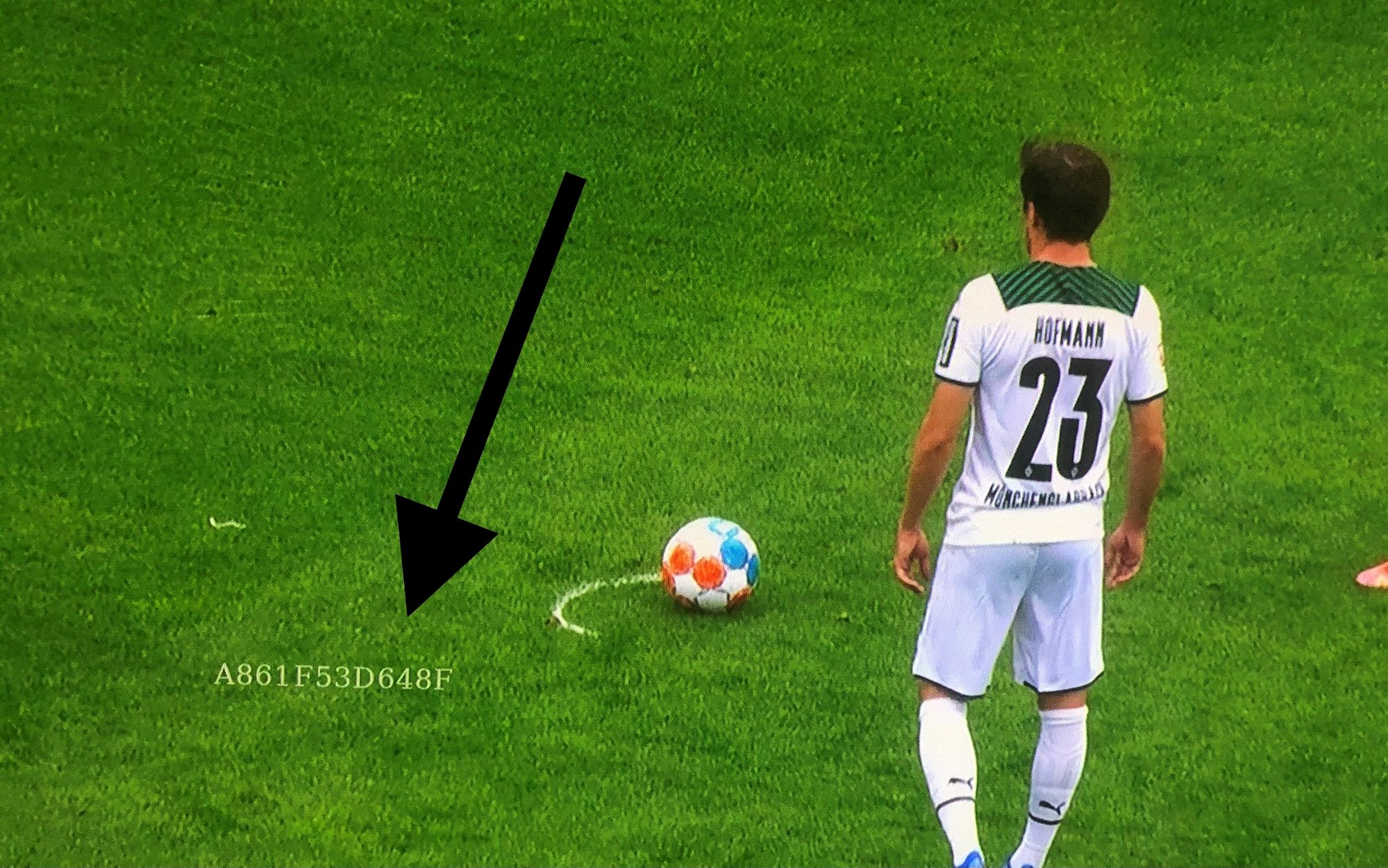 Jonas Hofmann beim Freistoß. Neben dem Ball ein Zahlencode von DAZN