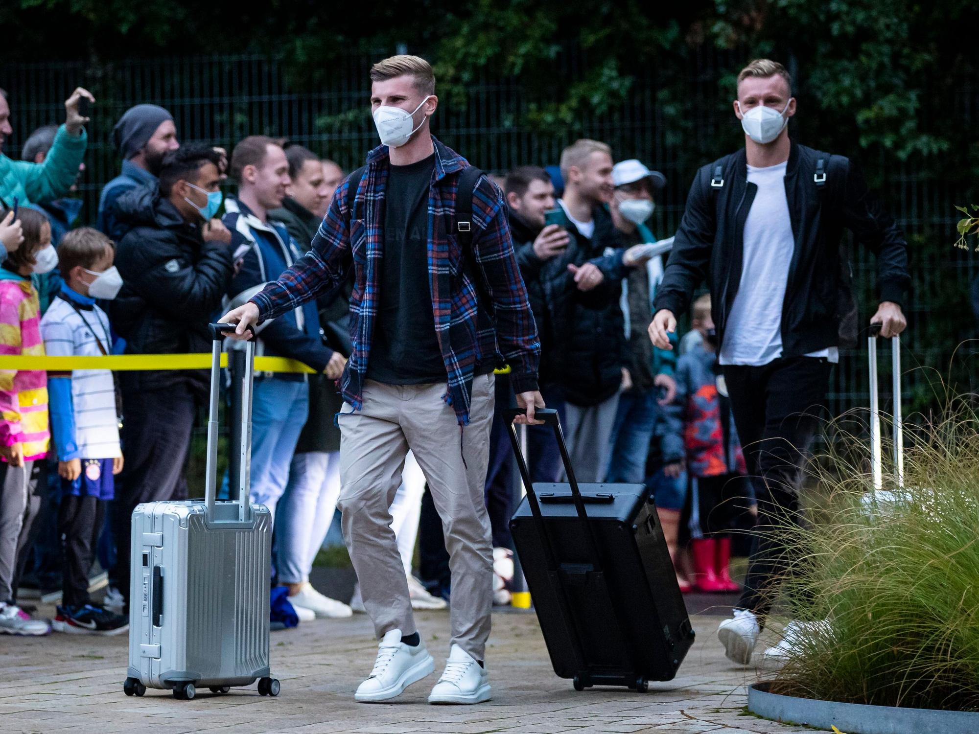 Timo Werner (l) und Torwart Bernd Leno (r) gehen zum Eingang bei der Ankunft der deutschen Fußballnationalmannschaft im Waldhotel.