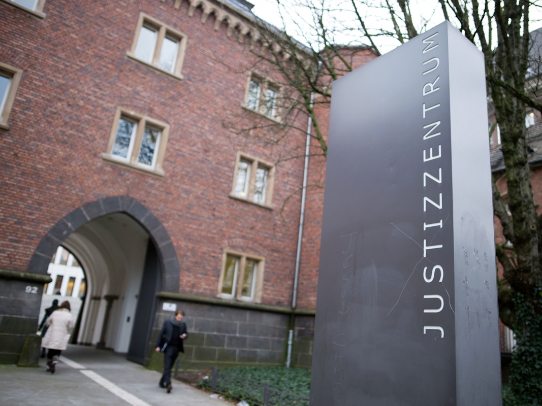 Der Eingang des Justizzentrums in Aachen.