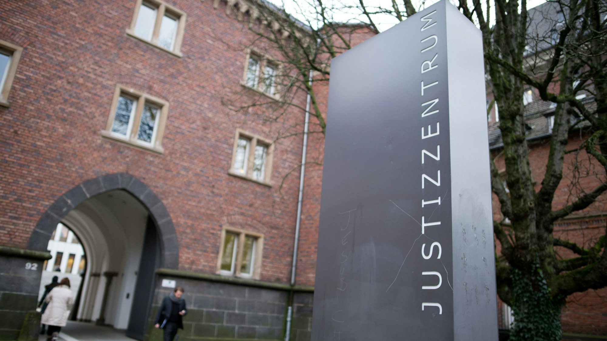 Der Eingang des Justizzentrums in Aachen.