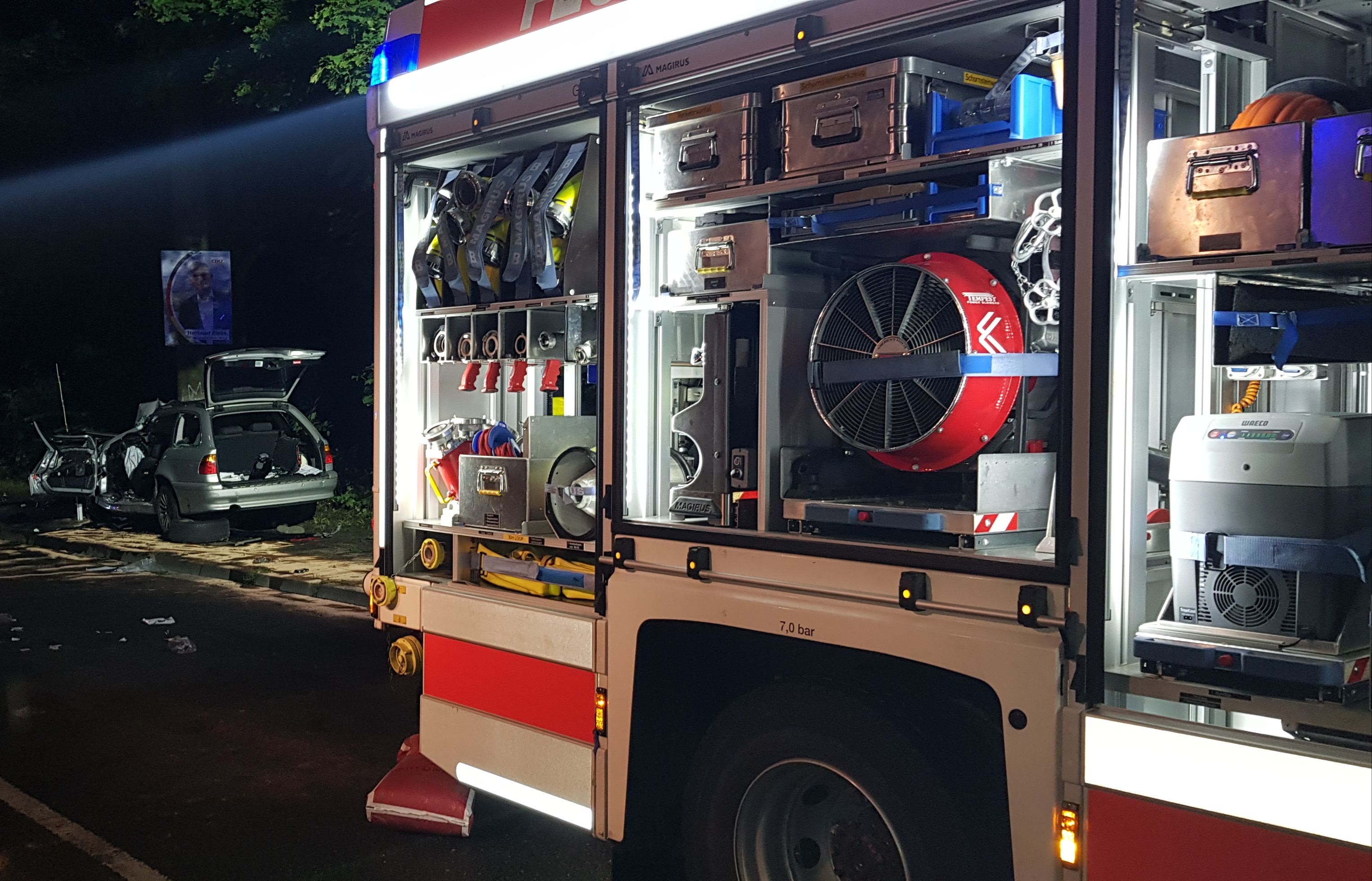 Am Samstag (28. August) ist in Witten ein Pkw frontal gegen einen Betonmast gerast. Foto: Feuerwehr Witten