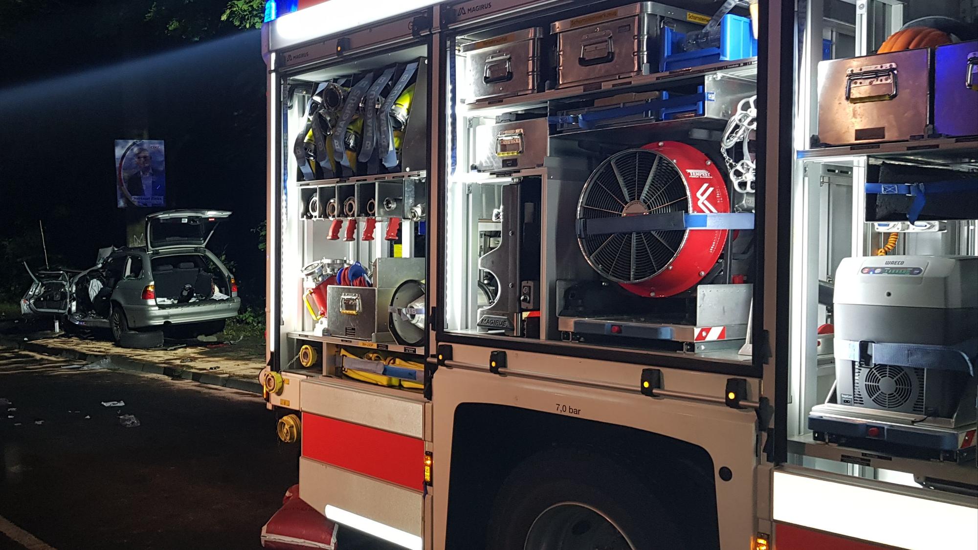 Am Samstag (28. August) ist in Witten ein Pkw frontal gegen einen Betonmast gerast. Foto: Feuerwehr Witten