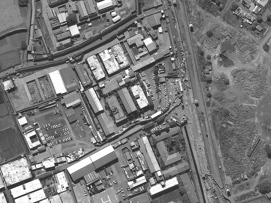 Dieses Satellitenbild von Maxar Technologies zeigt das Abbey Gate am Hamid Karzai International Airport in Kabul. Drei Tage nach einem Anschlag, bei denen viele Menschen getötet wurden, kam es erneut zu einer Explosion. Die USA vermeldeten, einen Drohnenangriff auf ein mit Sprengstoff beladenes Fahrzeug in Kabul ausgeführt zu haben.