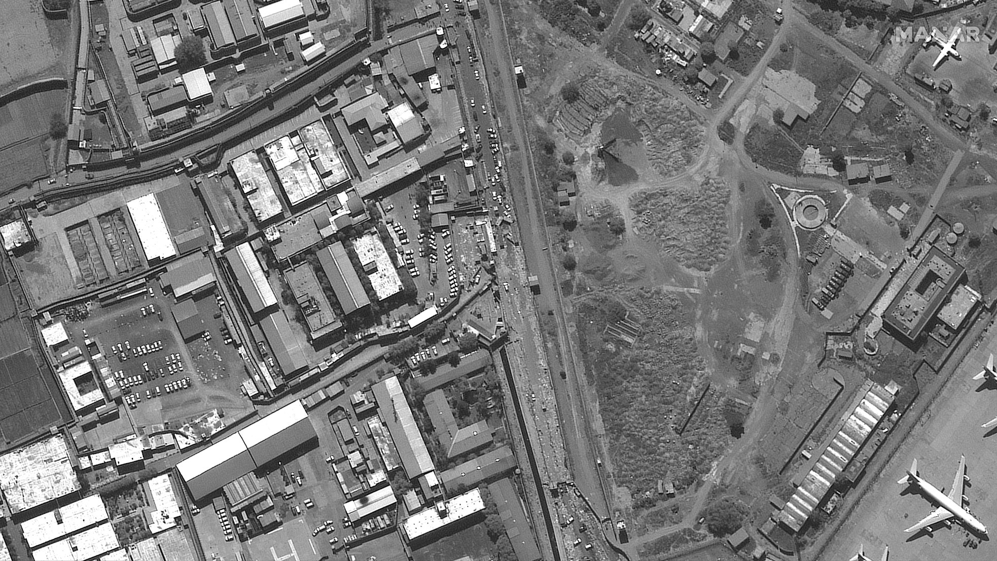 Dieses Satellitenbild von Maxar Technologies zeigt das Abbey Gate am Hamid Karzai International Airport in Kabul. Drei Tage nach einem Anschlag, bei denen viele Menschen getötet wurden, kam es erneut zu einer Explosion. Die USA vermeldeten, einen Drohnenangriff auf ein mit Sprengstoff beladenes Fahrzeug in Kabul ausgeführt zu haben.