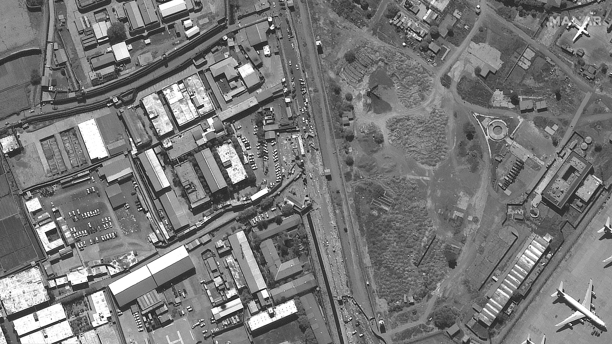 Dieses Satellitenbild von Maxar Technologies zeigt das Abbey Gate am Hamid Karzai International Airport in Kabul. Drei Tage nach einem Anschlag, bei denen viele Menschen getötet wurden, kam es erneut zu einer Explosion. Die USA vermeldeten, einen Drohnenangriff auf ein mit Sprengstoff beladenes Fahrzeug in Kabul ausgeführt zu haben.