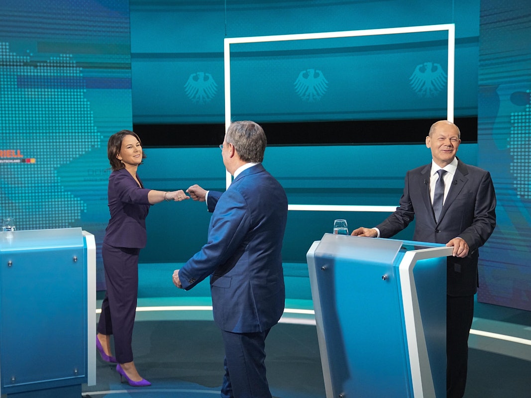 Die Kanzlerkandidaten Armin Laschet (Mitte, CDU), Annalena Baerbock (l, Bündnis 90/Die Grünen) und Olaf Scholz (SPD) begrüßen sich vor der Sendung am 29. August 2021 im Fernseh-Studio in Berlin-Adlershof.