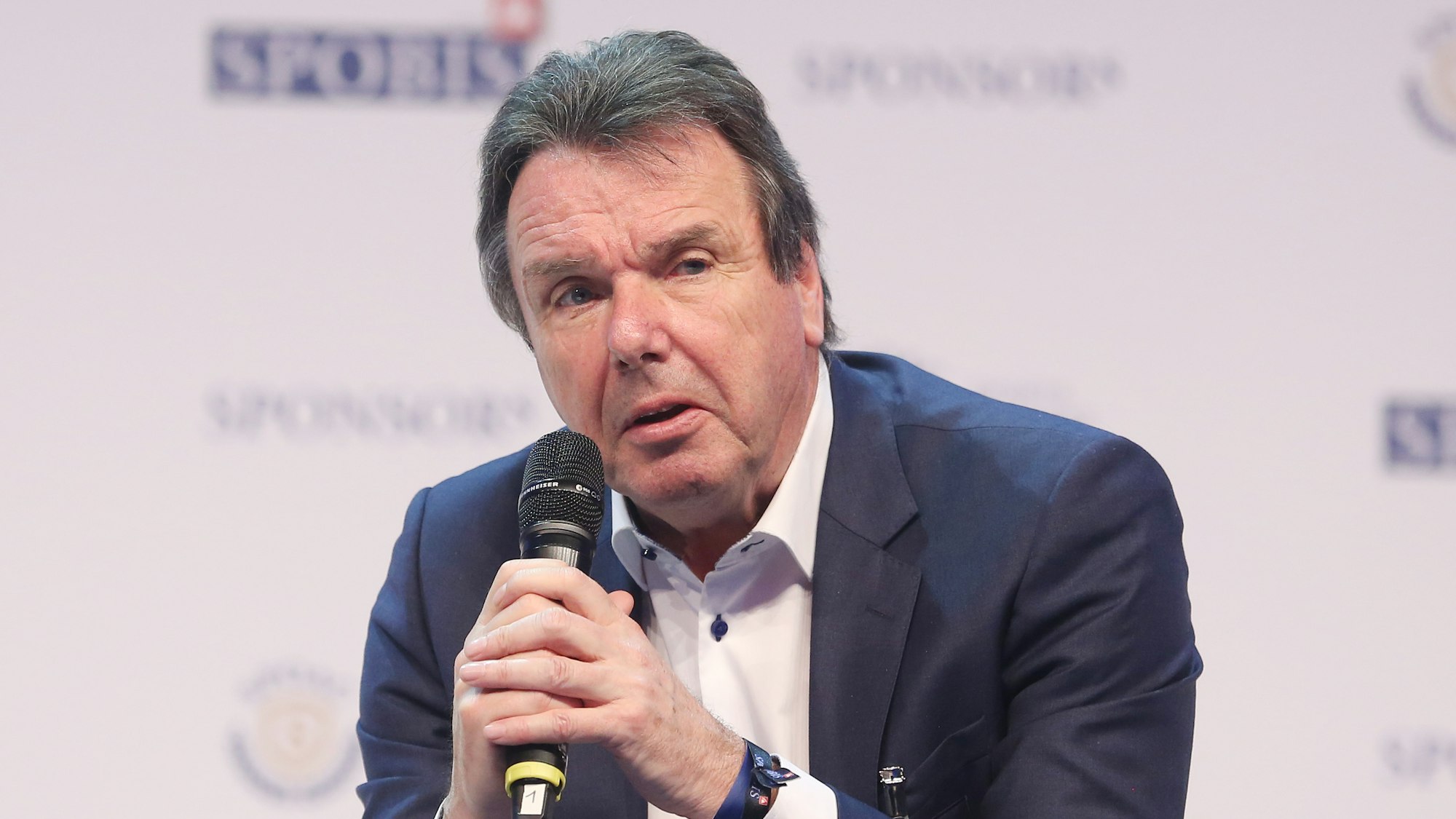Heribert Bruchhagen, Vorstand des Hamburger SV, beantwortet während einer Talkrunde auf dem Sportbusiness-Kongress SpoBis Fragen des Moderators.