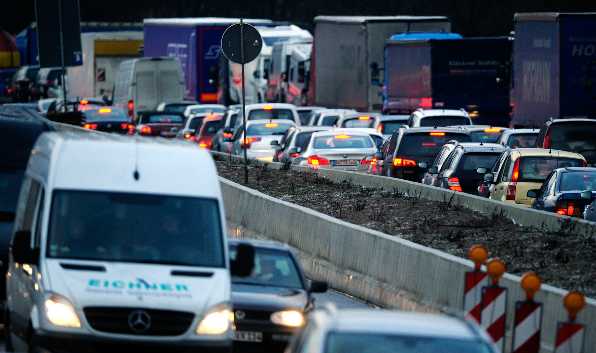 Autos stauen sich auf der Autobahn A1.