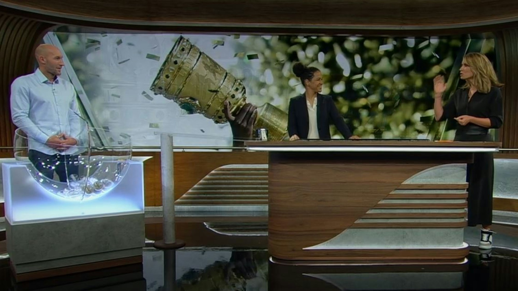 Ronald Rauhe, Celia Sasic und Jessy Wellmer bei der Pokal-Auslosung in der Sportschau.