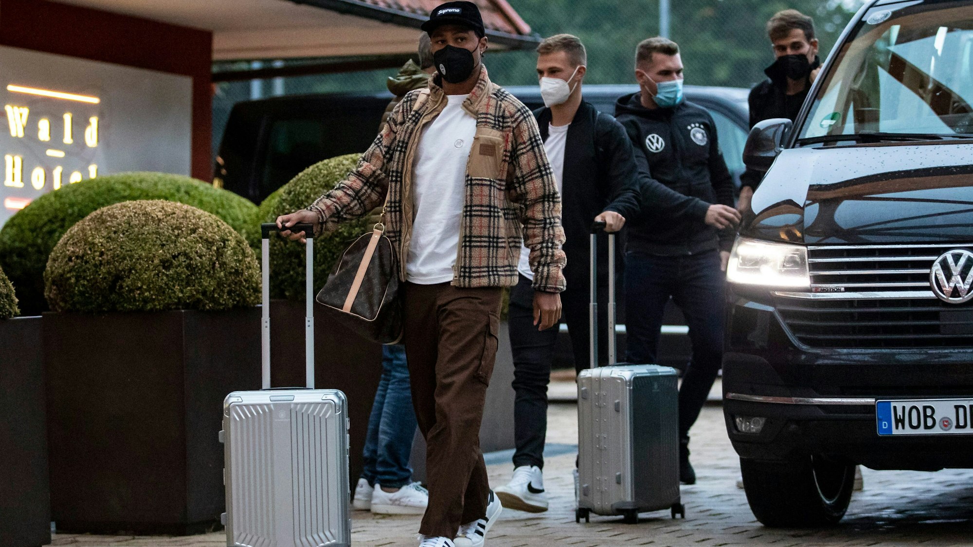 Serge Gnabry (l) und Joshua Kimmich (2.v.l.) bei der Ankunft der deutschen Fußballnationalmannschaft im Waldhotel.
