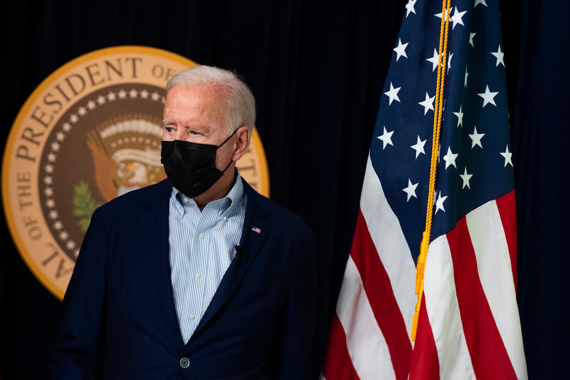 Joe Biden, Präsident der USA, kommt am 28. August 2021 zu einem Briefing im Eisenhower Executive Office Building auf dem Campus des Weißen Hauses in Washington