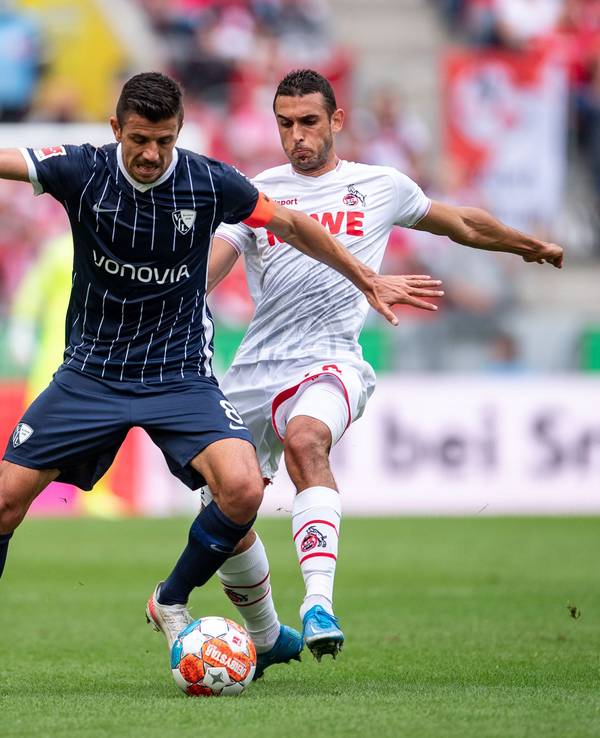 Kölns Ellyes Skhiri (r) und Bochums Anthony Losilla kämpfen um den Ball.