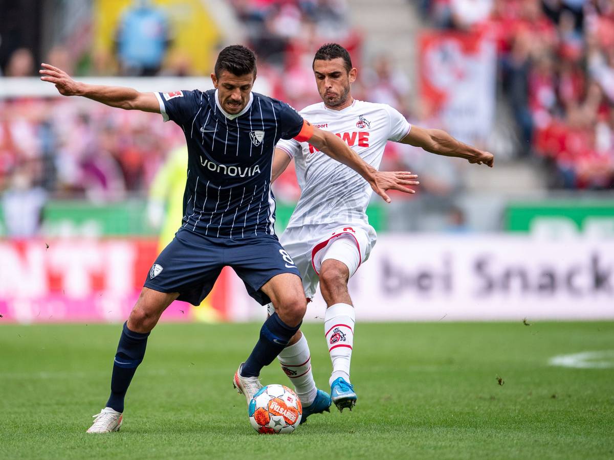 Kölns Ellyes Skhiri (r) und Bochums Anthony Losilla kämpfen um den Ball.