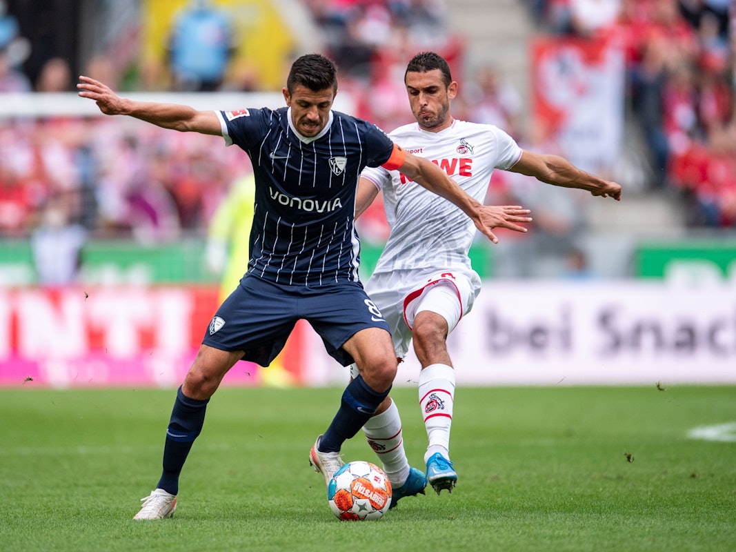 Kölns Ellyes Skhiri (r) und Bochums Anthony Losilla kämpfen um den Ball.