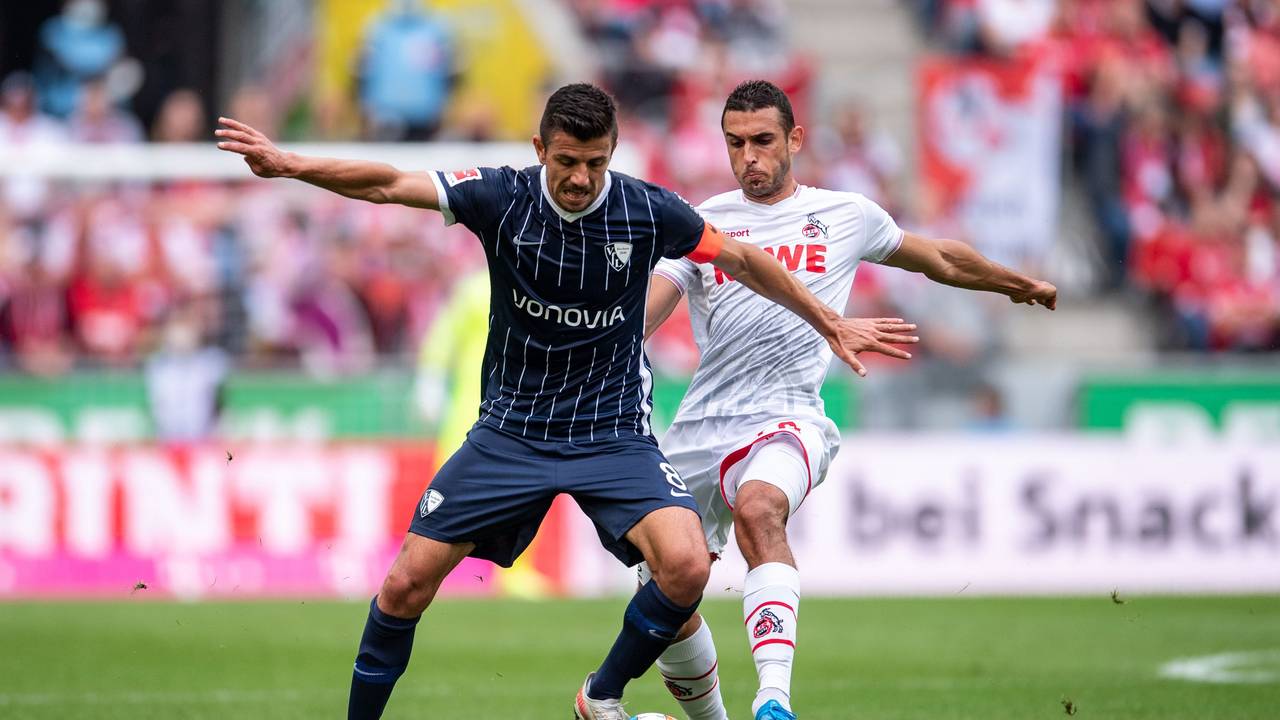 Kölns Ellyes Skhiri (r) und Bochums Anthony Losilla kämpfen um den Ball.
