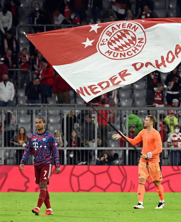 Münchens Torwart Manuel Neuer (M) schwenkt nach dem Spiel eine Bayern-Fahne mit dem Schriftzug "Wieder Dahoam".