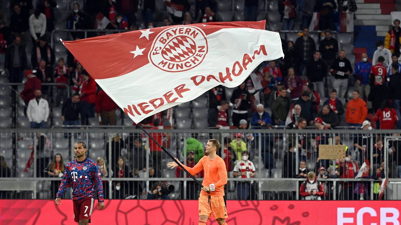 Münchens Torwart Manuel Neuer (M) schwenkt nach dem Spiel eine Bayern-Fahne mit dem Schriftzug "Wieder Dahoam".