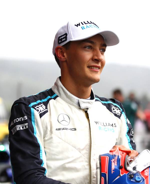 George Russell schaut nach seinem Qualifying glücklich nach vorne.