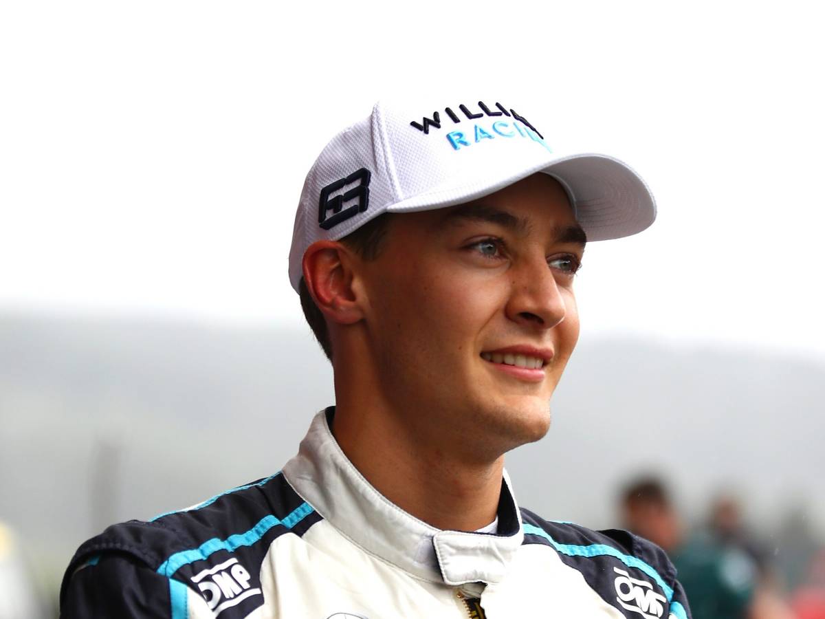 George Russell schaut nach seinem Qualifying glücklich nach vorne.