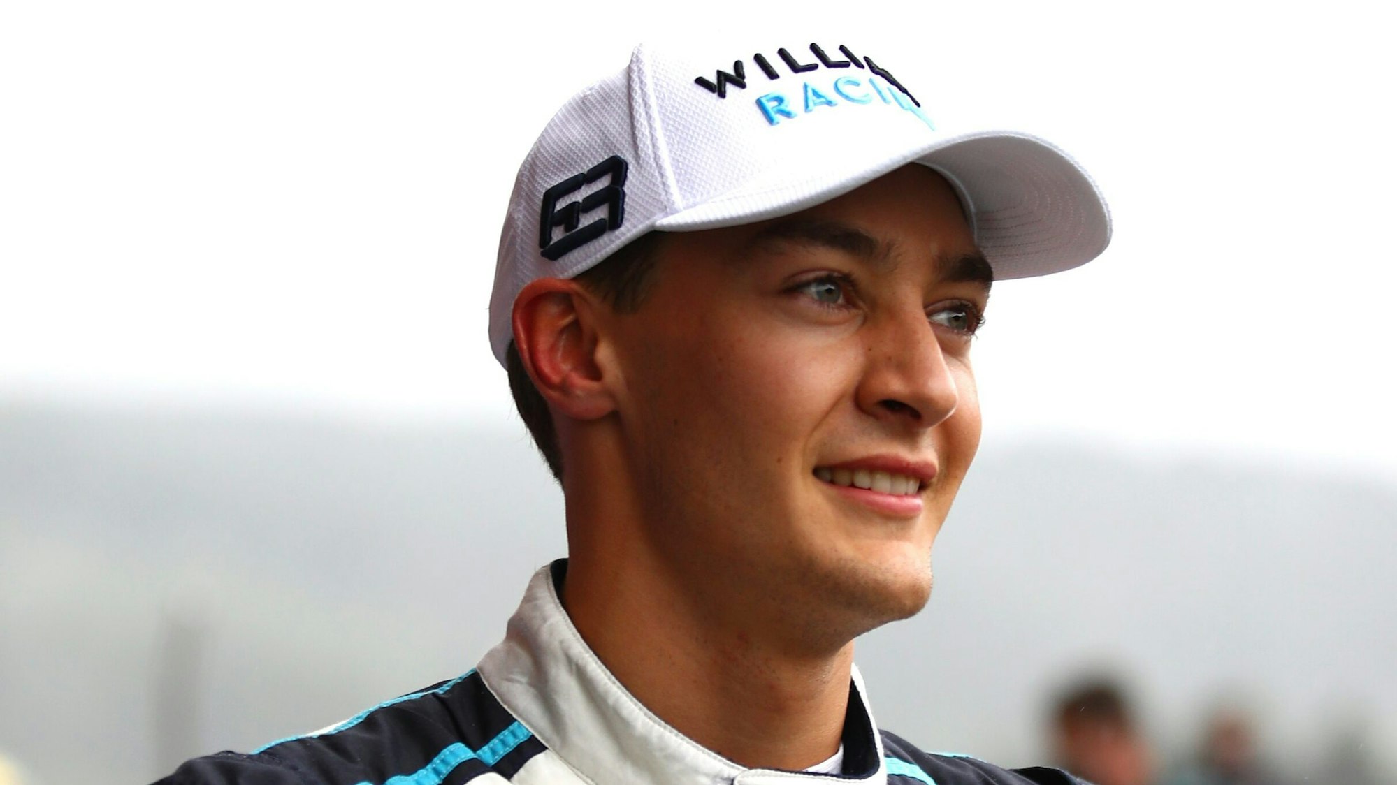 George Russell schaut nach seinem Qualifying glücklich nach vorne.