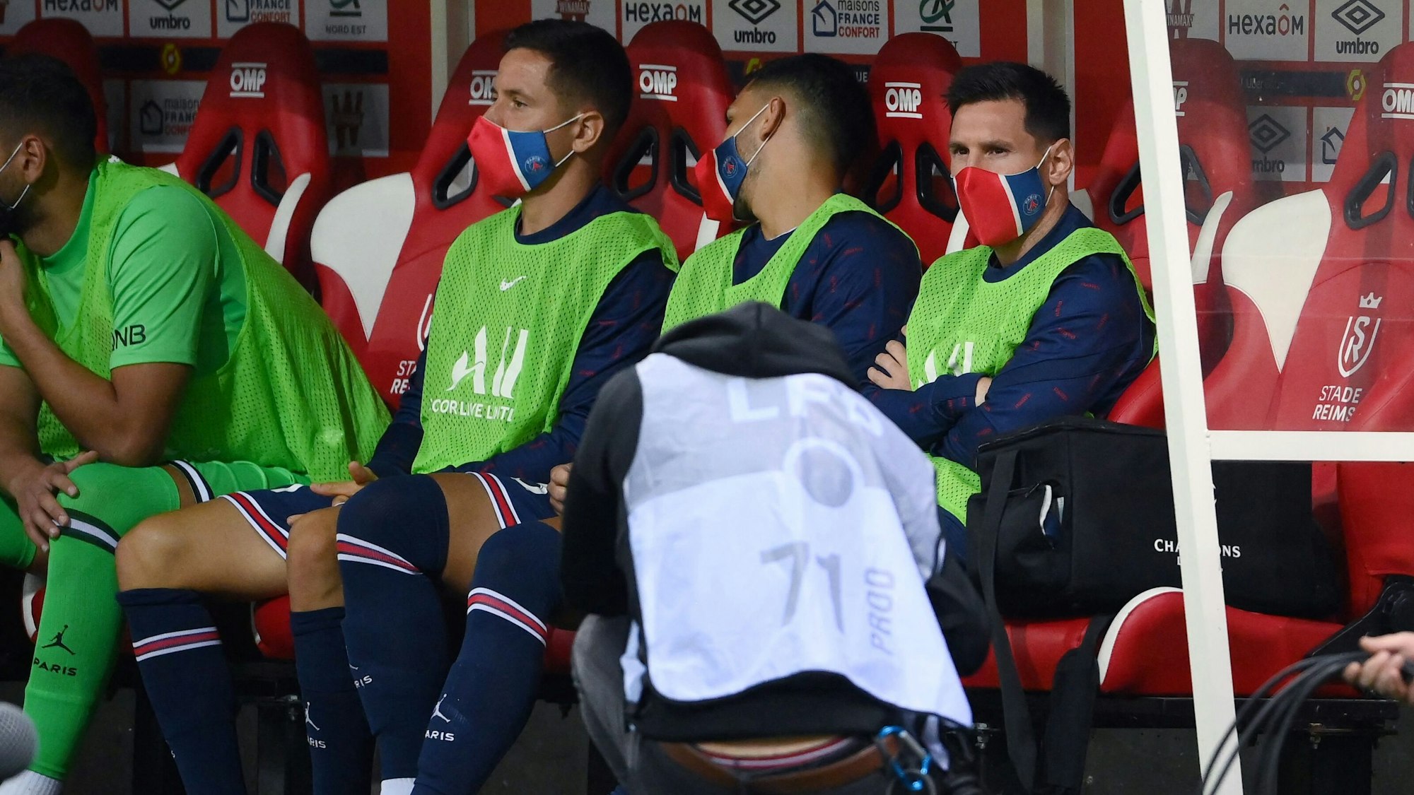 Lionel Messi sitzt bei Paris Saint-Germain auf der Ersatzbank.