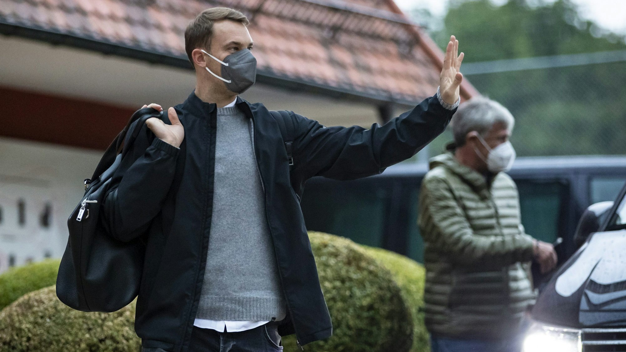 Torwart Manuel Neuer gestikuliert bei der Ankunft der deutschen Fußballnationalmannschaft im Waldhotel.