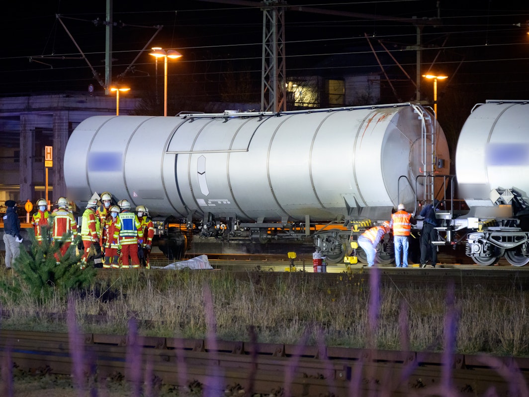 Am Bahnhof Herford tritt Schwefelsäure aus einem Kesselwagen (Symbolfoto).