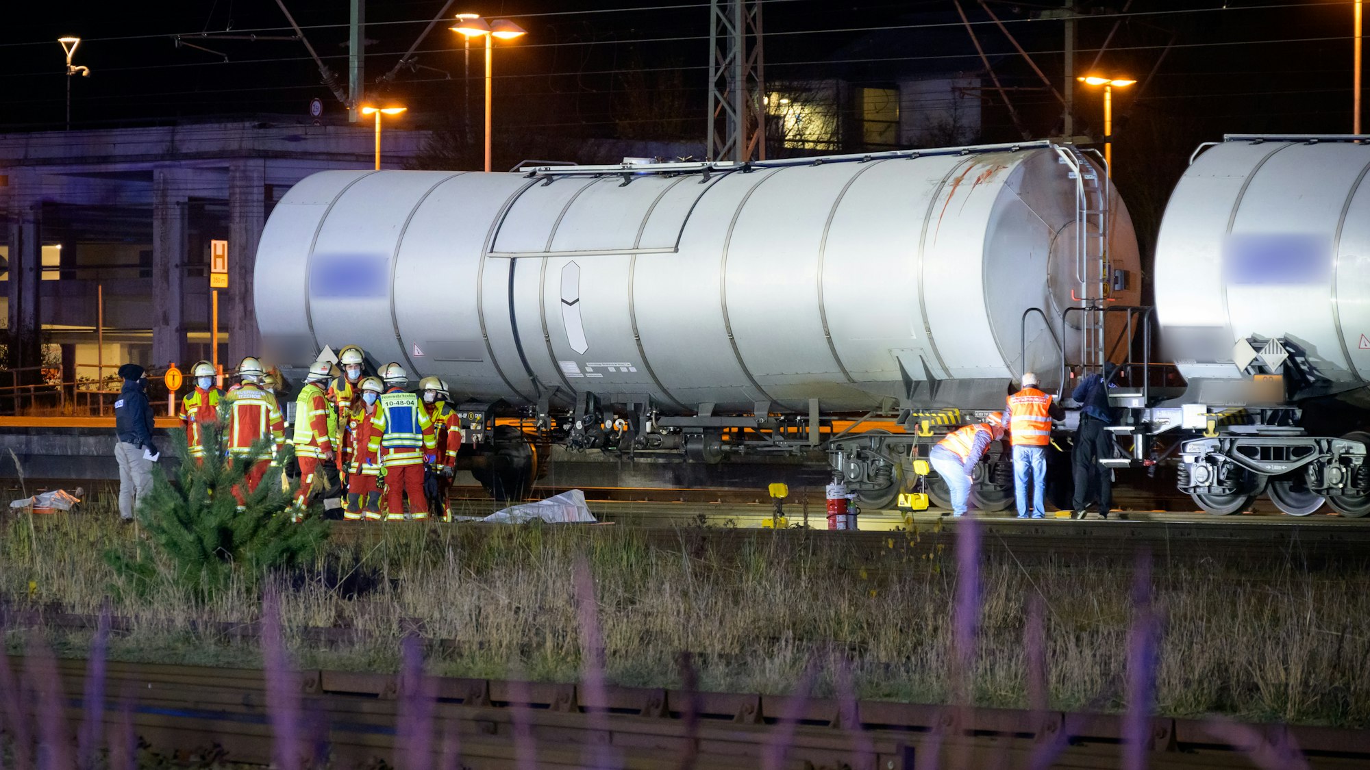 Am Bahnhof Herford tritt Schwefelsäure aus einem Kesselwagen (Symbolfoto).