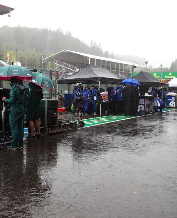 Blick in die verregnete Pit Lane in Spa.