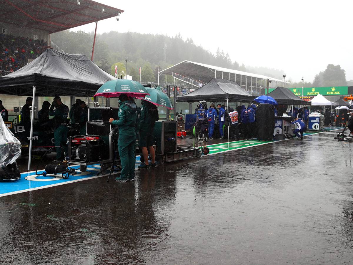 Blick in die verregnete Pit Lane in Spa.