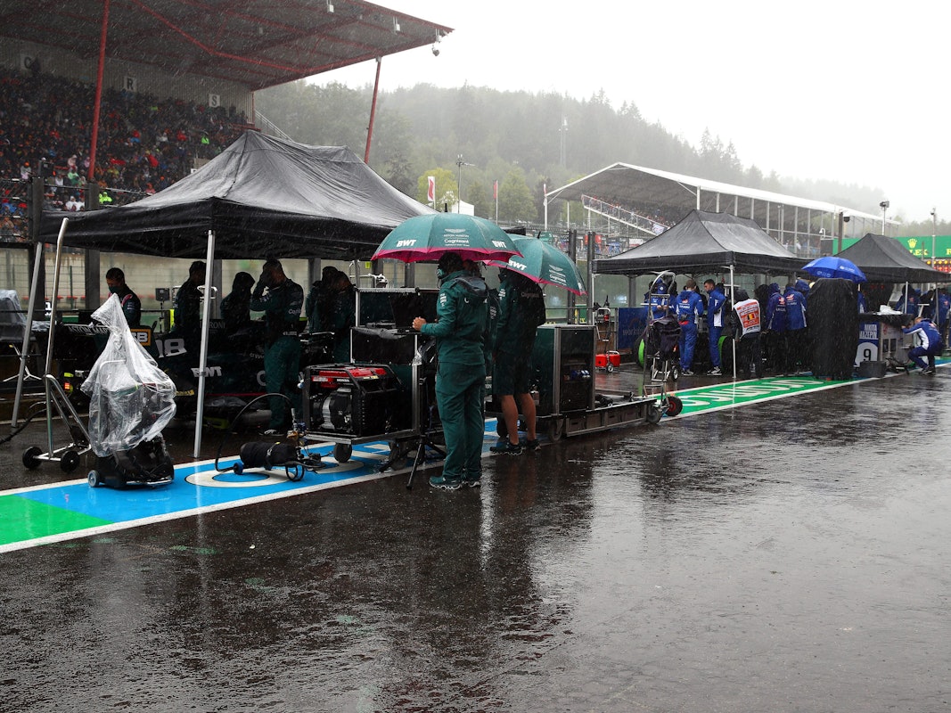 Blick in die verregnete Pit Lane in Spa.