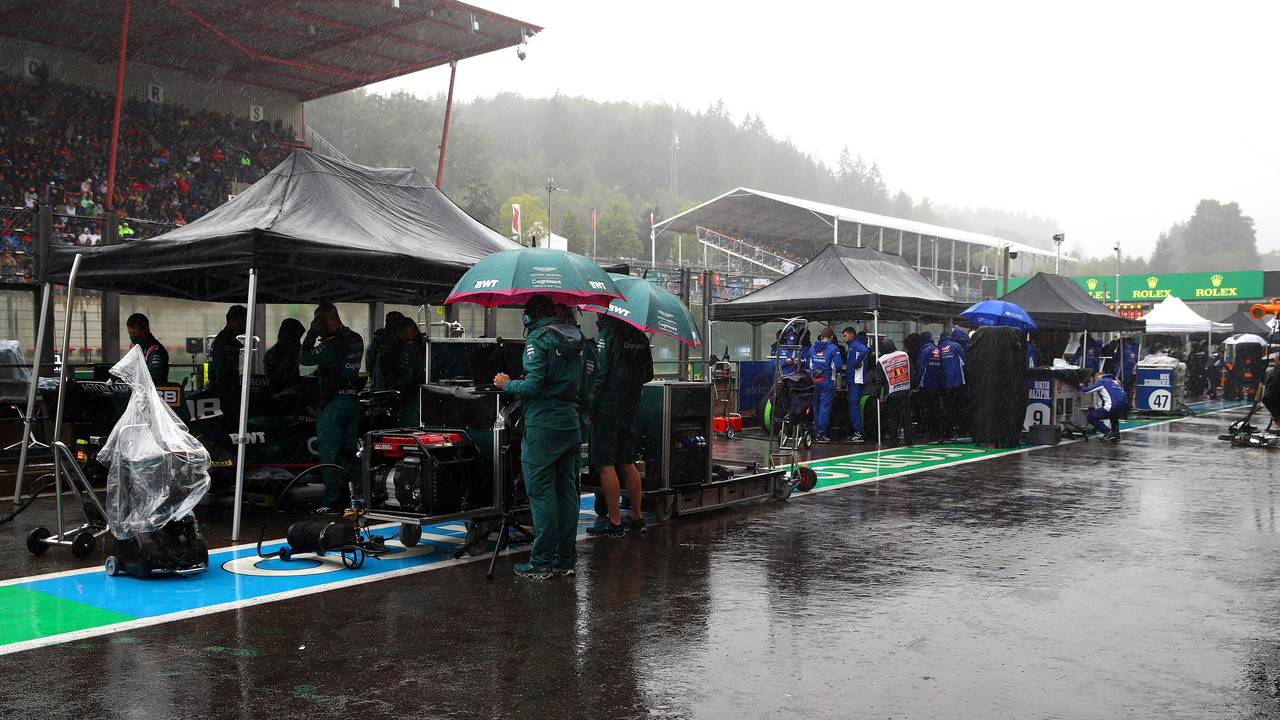 Blick in die verregnete Pit Lane in Spa.