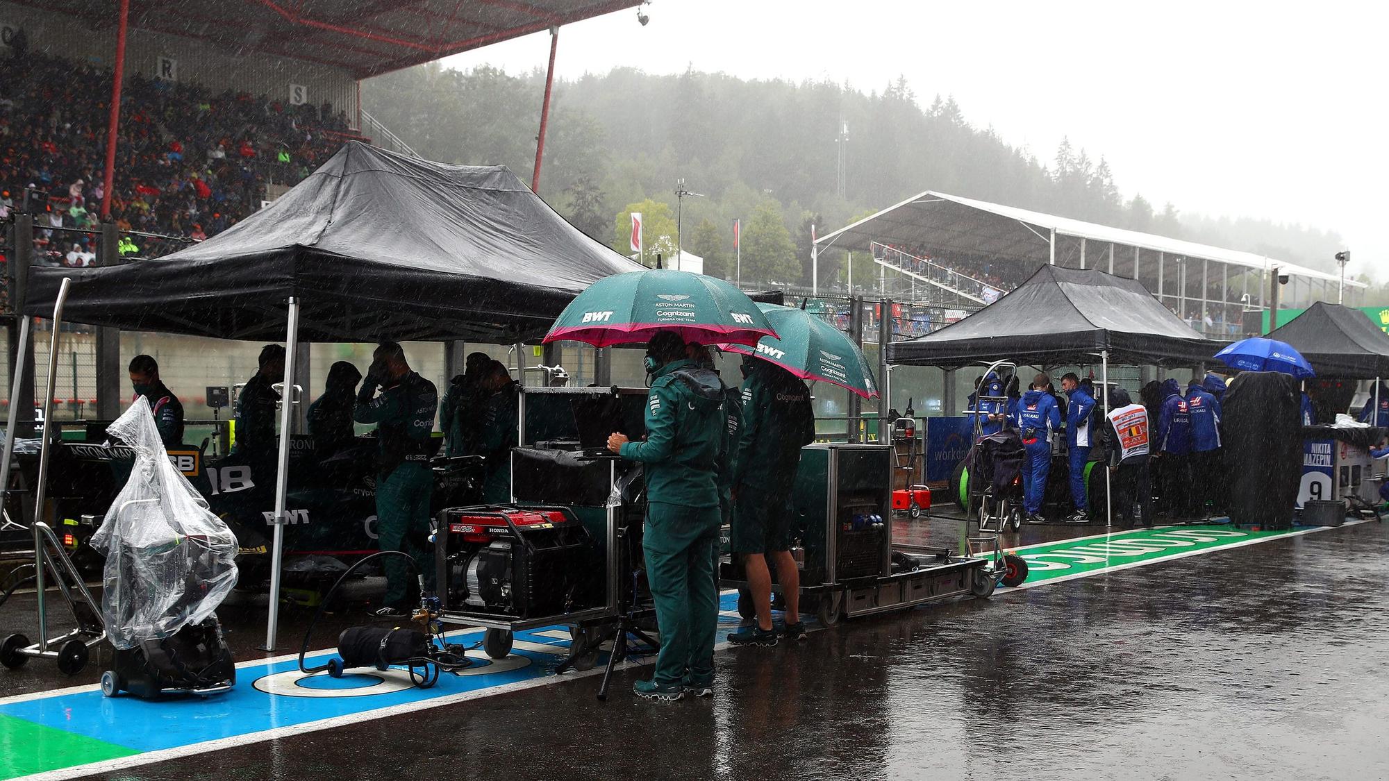 Blick in die verregnete Pit Lane in Spa.