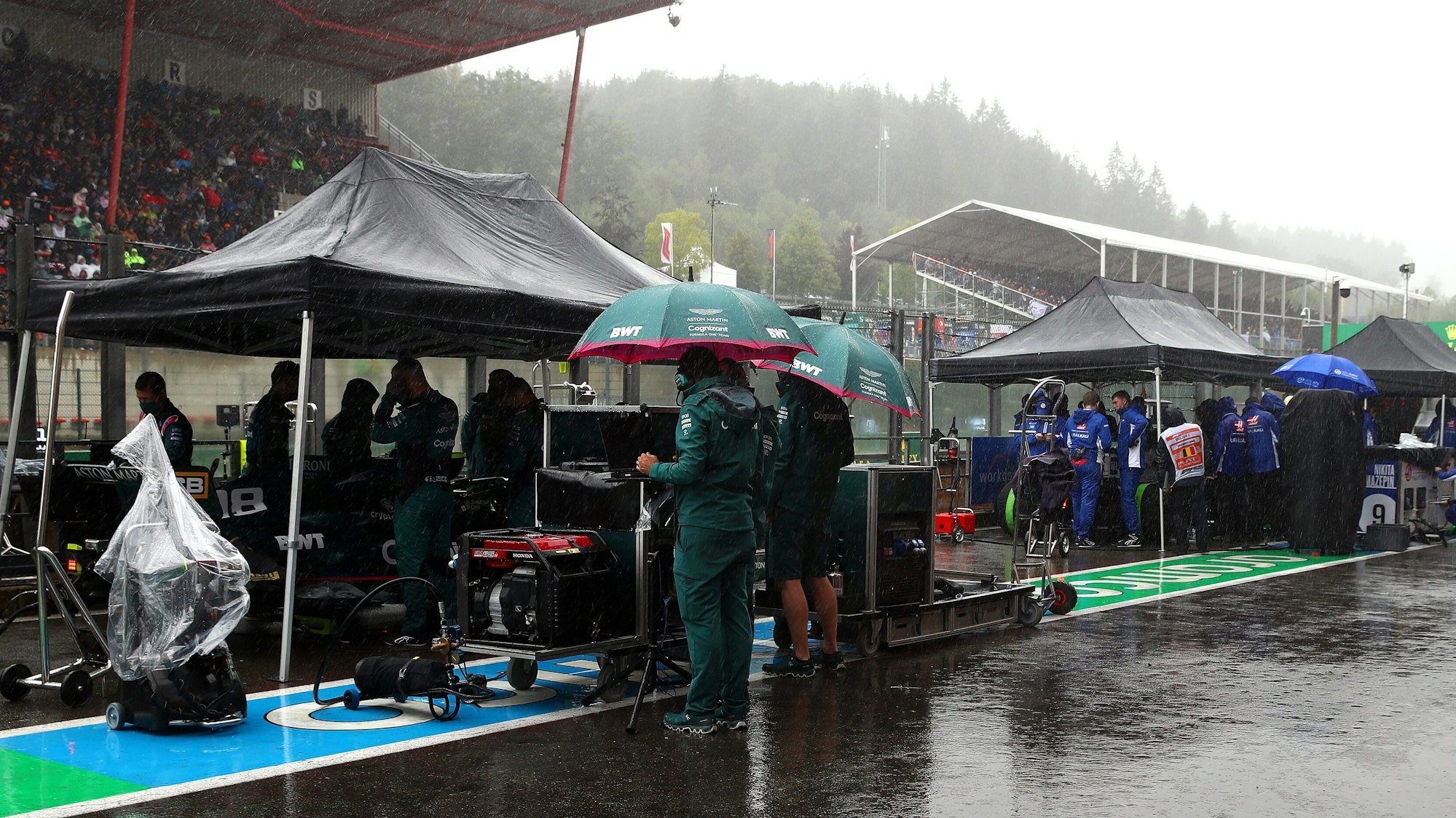 Blick in die verregnete Pit Lane in Spa.