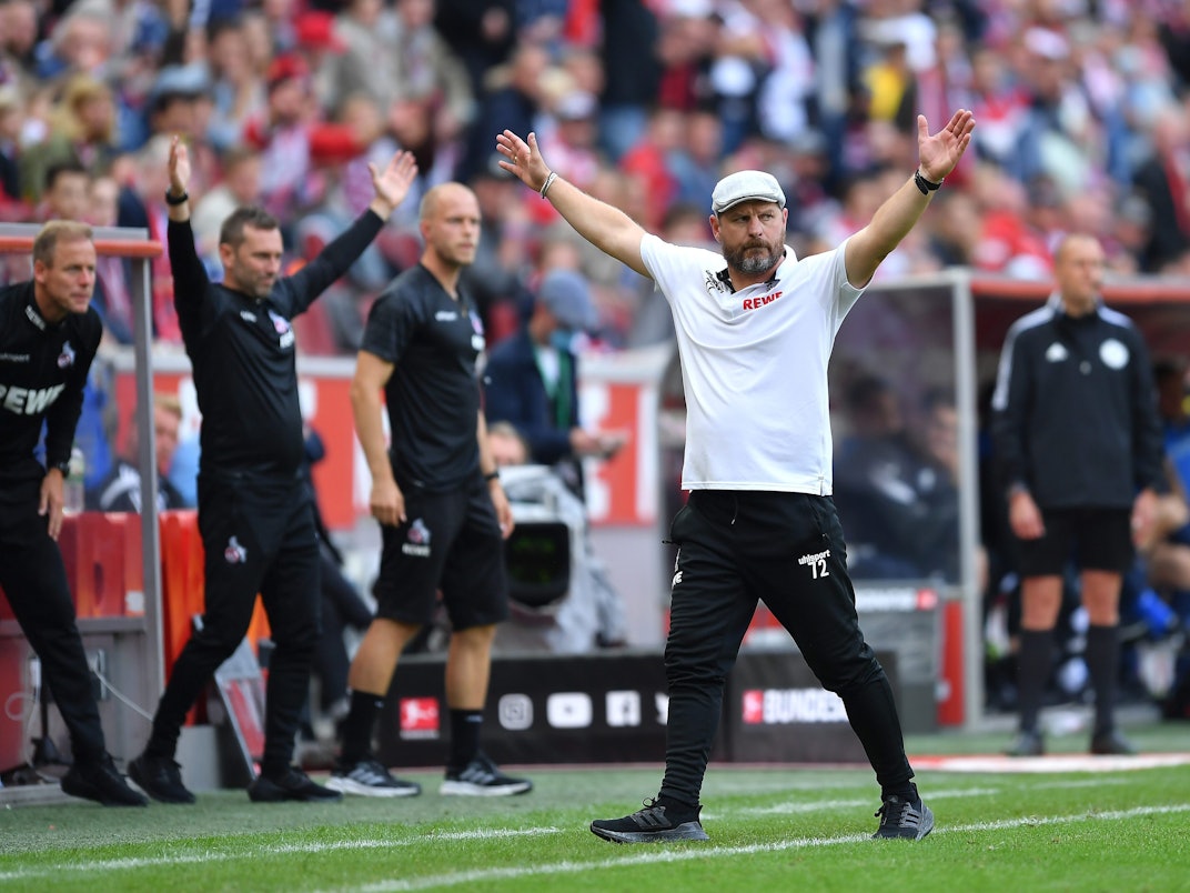 Steffen Baumgart, Trainer des 1. FC Köln und seine Trainerbank beim Spiel gegen den VfL Bochum.
