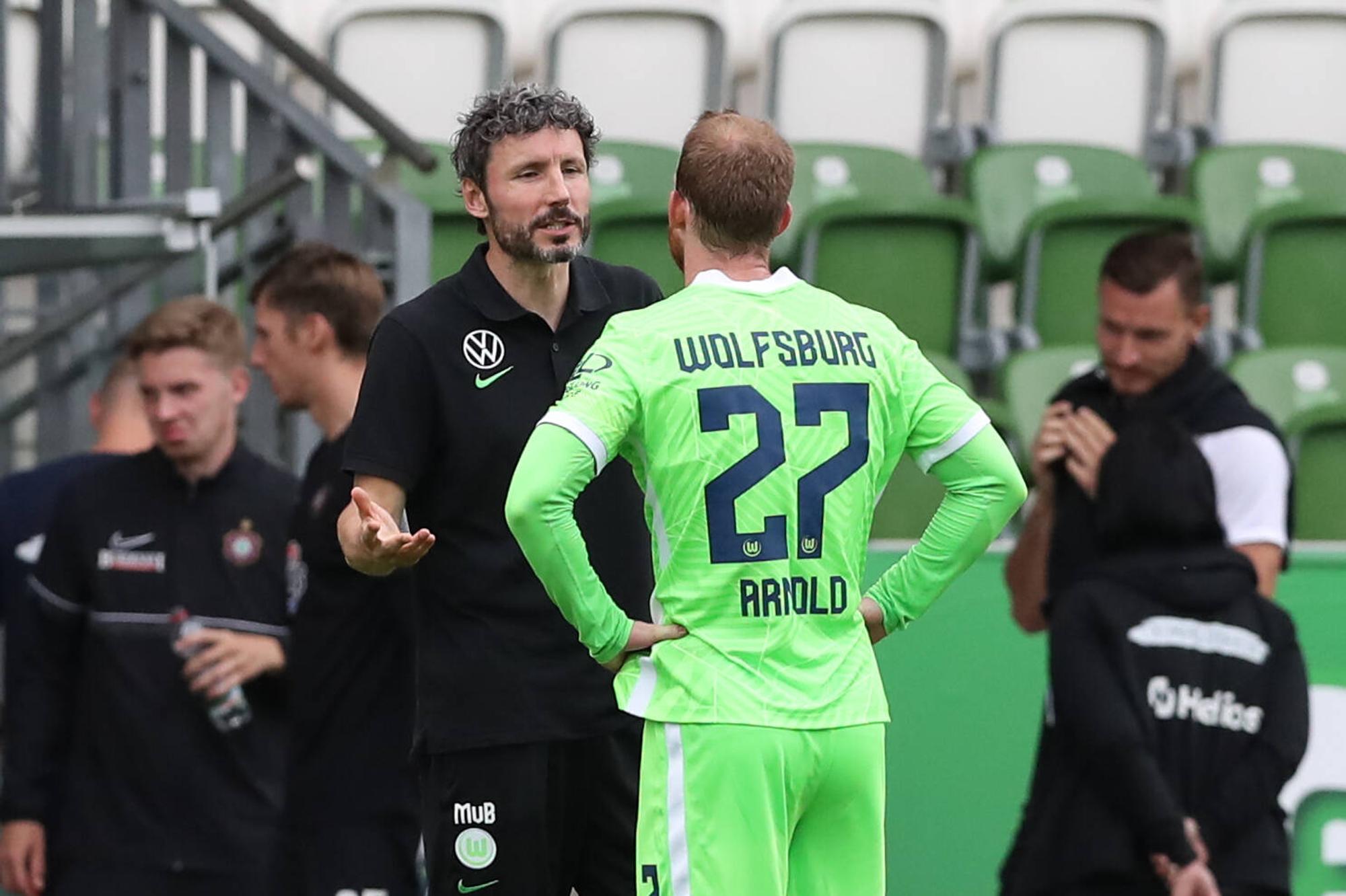 Mark van Bommel unterhält sich mit seinem Spieler Maximilian Arnold, der mit dem Rücken zur Kamera steht.