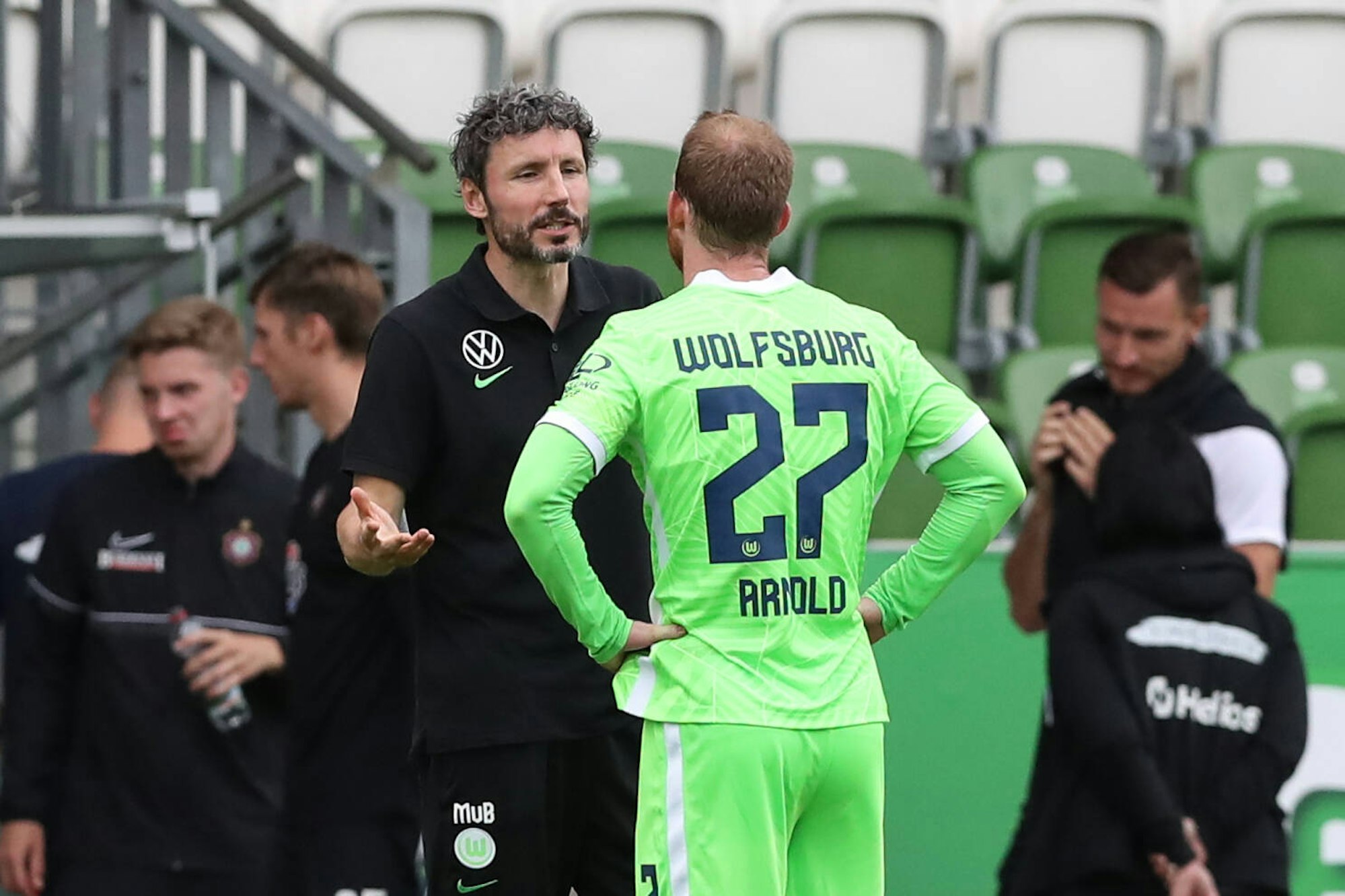 Mark van Bommel unterhält sich mit seinem Spieler Maximilian Arnold, der mit dem Rücken zur Kamera steht.