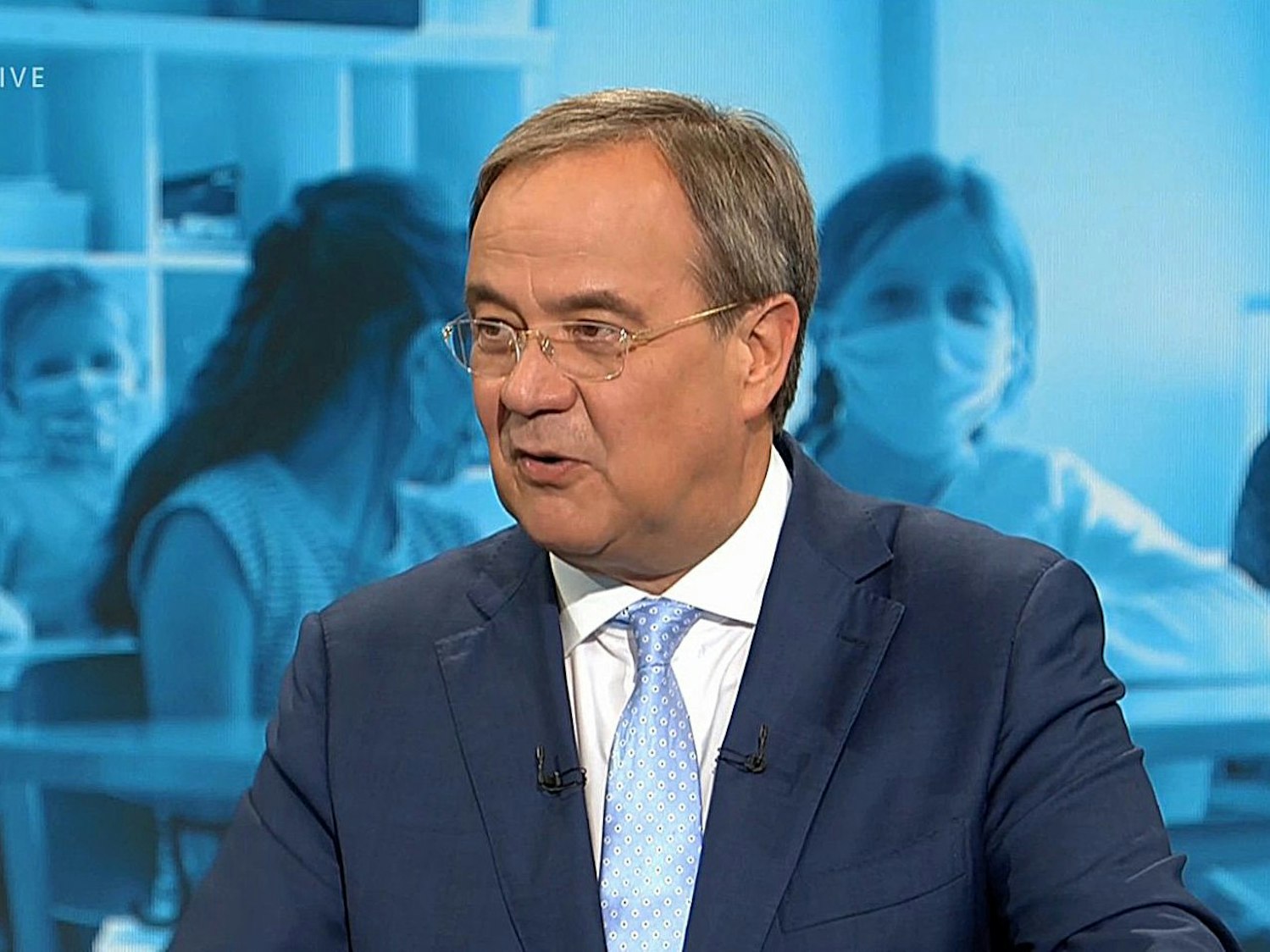 Kanzlerkandidat Armin Laschet (CDU) steht bei der Sendung im Fernseh-Studio in Berlin-Adlershof.