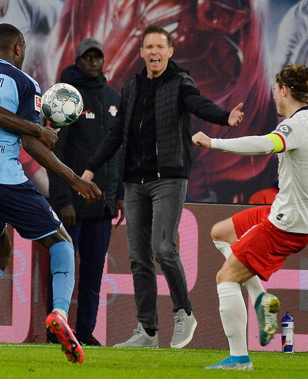 Dayot Upamecano im Zweikampf mit Marcus Thuram