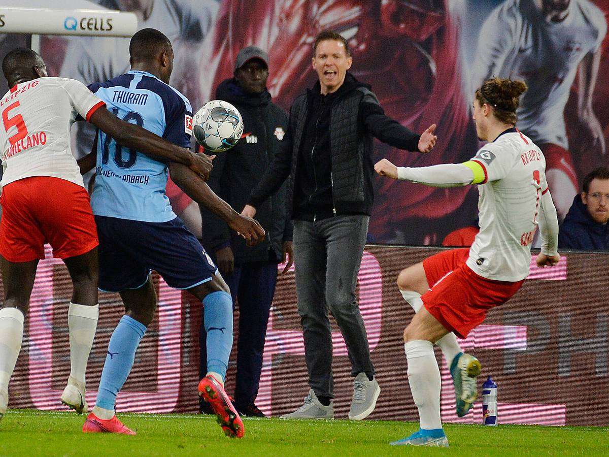 Dayot Upamecano im Zweikampf mit Marcus Thuram