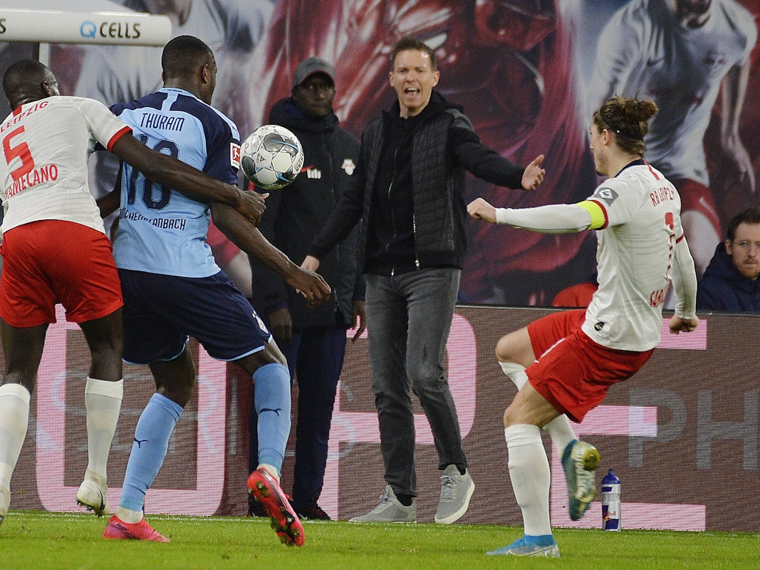 Dayot Upamecano im Zweikampf mit Marcus Thuram