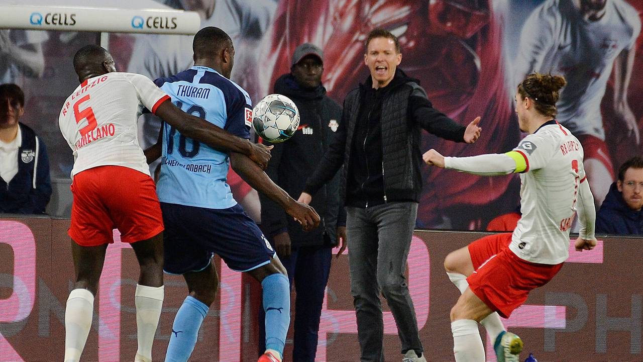 Dayot Upamecano im Zweikampf mit Marcus Thuram