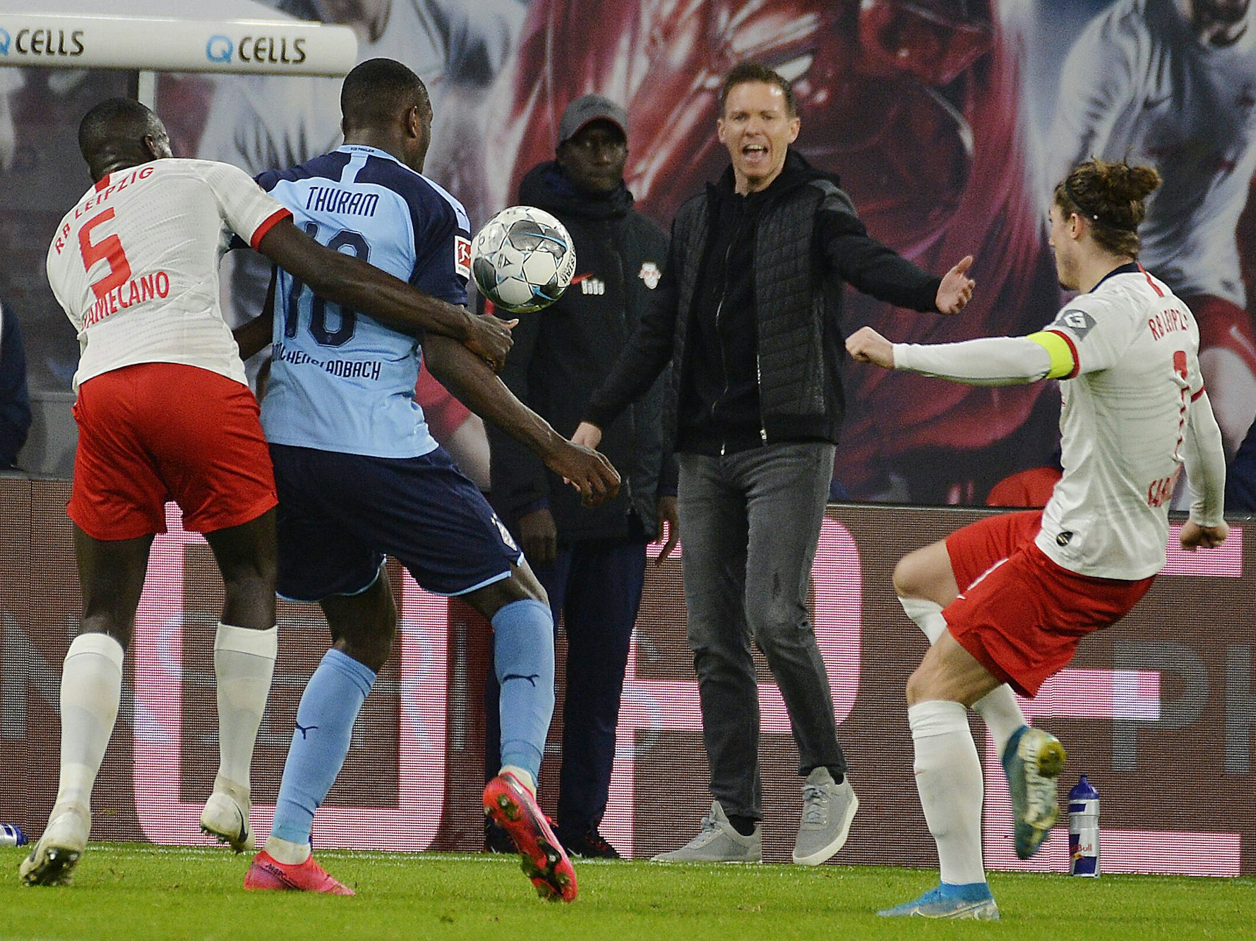 Dayot Upamecano im Zweikampf mit Marcus Thuram