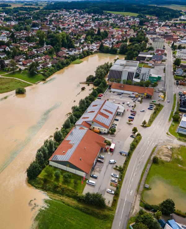Hochwasser in Au In Der Hallertau: Die aus ihrem Bachbett getretene Abens hat nach starkem Regen in den frühen Morgenstunden die angrenzenden Felder überflutet.