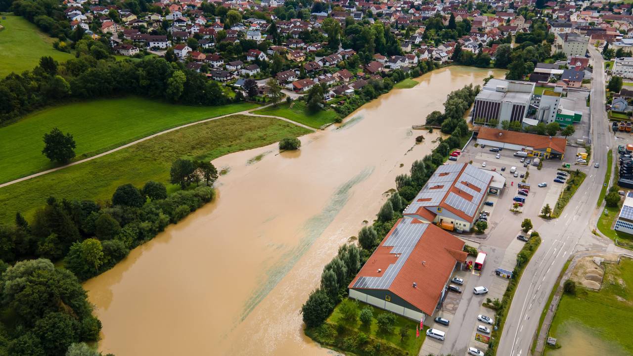 Hochwasser in Au In Der Hallertau: Die aus ihrem Bachbett getretene Abens hat nach starkem Regen in den frühen Morgenstunden die angrenzenden Felder überflutet.